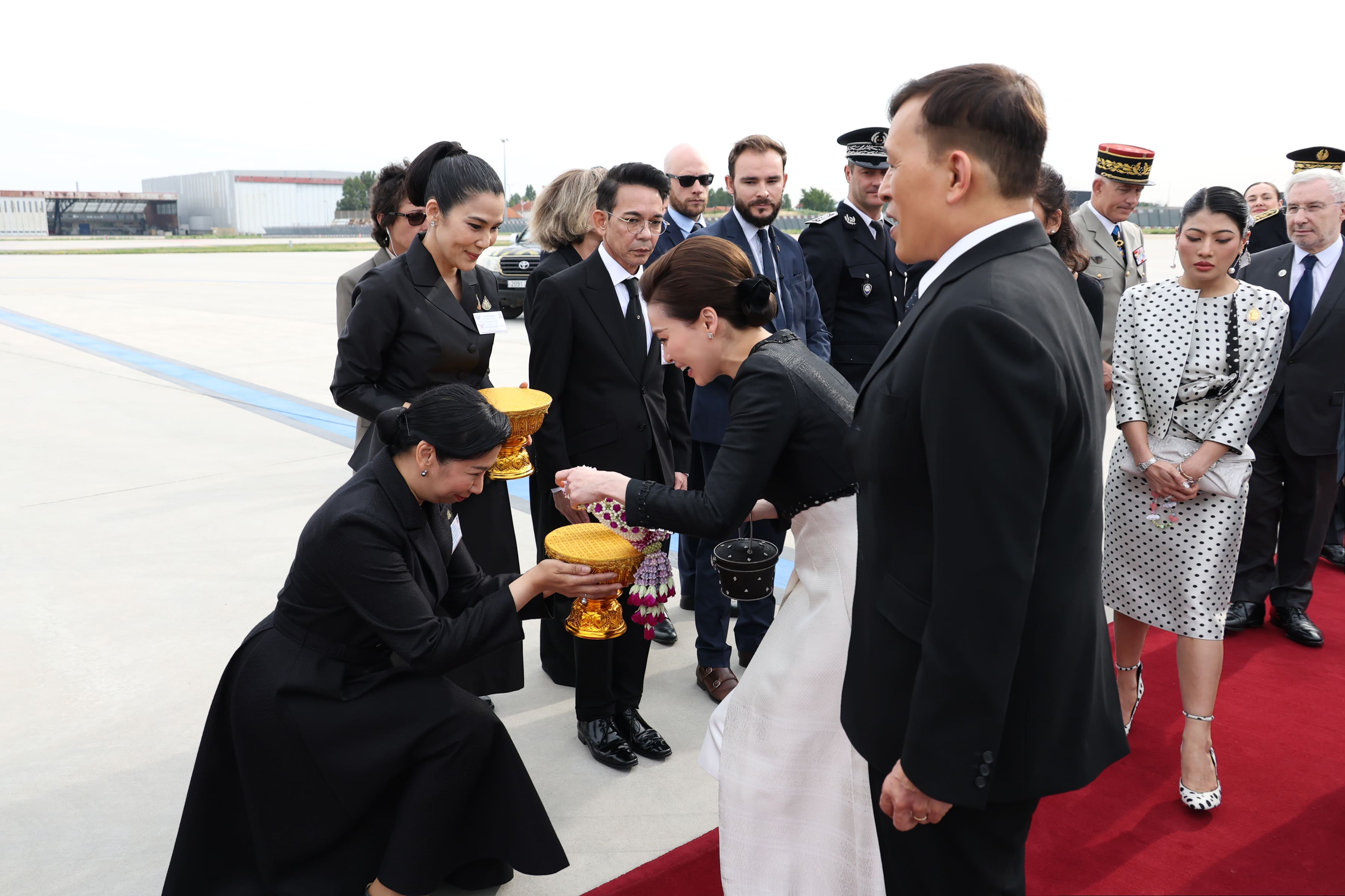 ในหลวง-พระราชินี เสด็จฯถึงฝรั่งเศส  